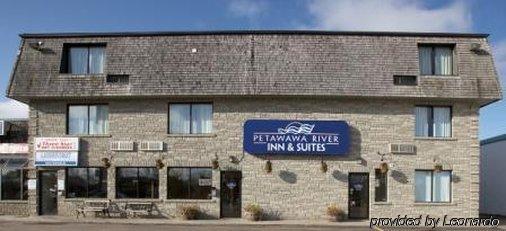 Petawawa River Inn & Suites Dış mekan fotoğraf